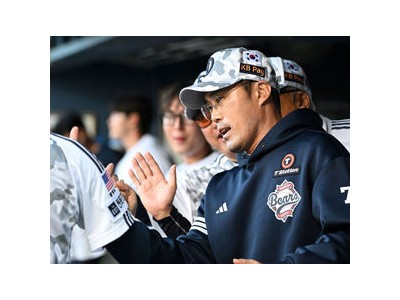 조성환 감독대행 야외 특타 제안에도 롯데 패배 후 잠실 구장 조명 켜져