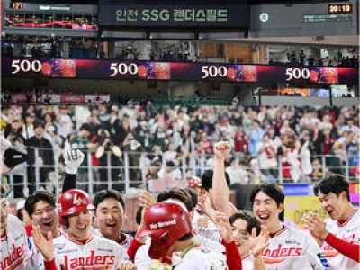이숭용 감독 최정 500홈런에 환호